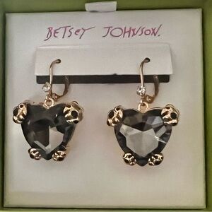 Sunning Leopard Claw Black Diamond Heart Earrings